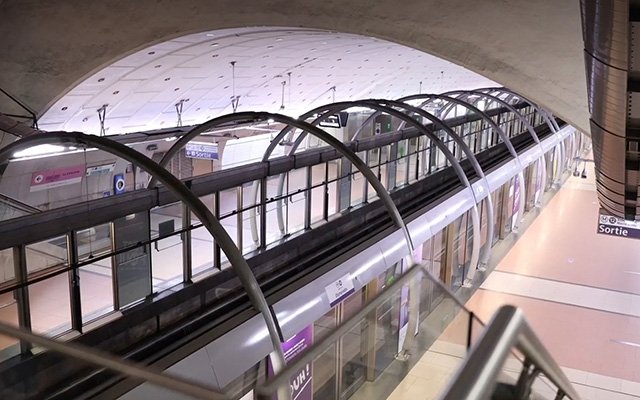 Pariser Metro mit Projektoren von Sharp/NEC ausgestattet
